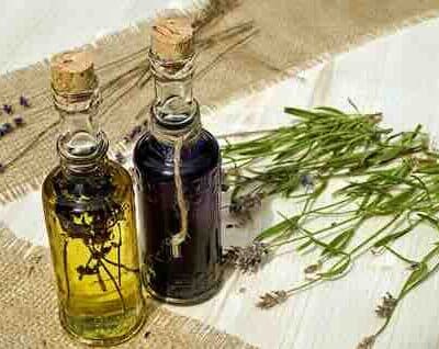 image représentant une fiole d'huile essentielle pour illustrer cet article sur la naturopathie et l'allaitement.