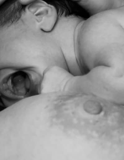 Photo d'un bébé qui pleure au sein.