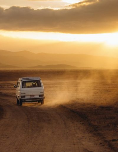 photo d'une voiture sur la route des vacances