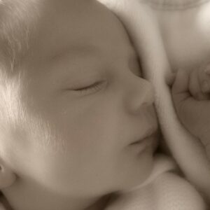 Photo en noire et blanc d'un bébé endormi.