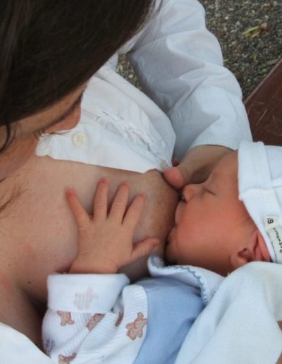 photo d'une maman qui allaite son bébé grace aux conseils allaitement