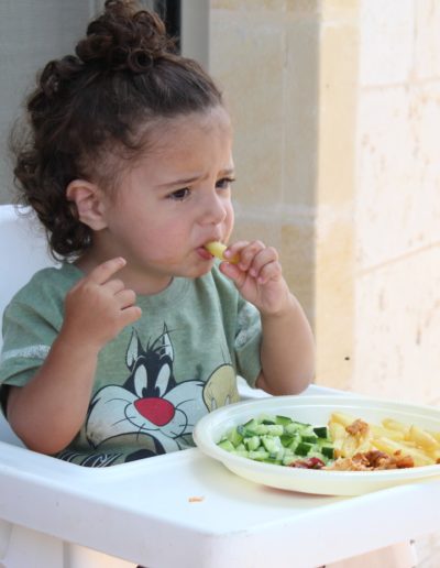 enfant qui mange en grimaçant