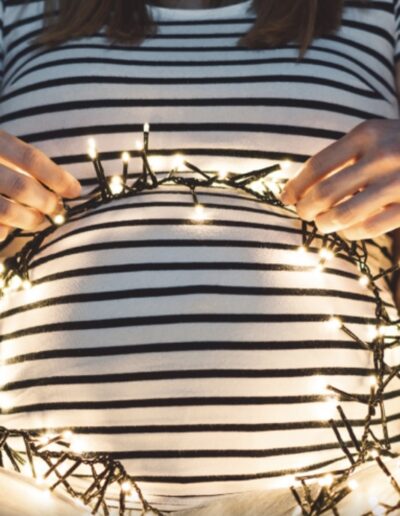 Image représentant un ventre rond pour illustrer la grossesse pendant les fêtes.