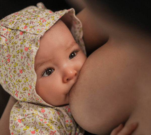 Photographie représentant un bébé en train de téter.