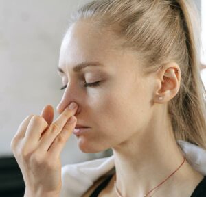 Photographie représentant une jeune femme qui respire par le nez.