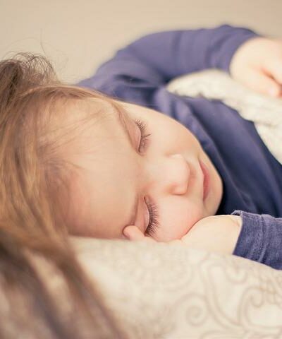 Photo d'un enfant endormi pour illustrer le syndrome d'apnée du sommeil.
