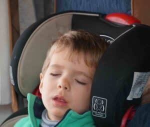 Image d'un enfant qui dort en respirant par la bouche. 