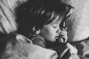 Photo représentant un enfant endormi la bouche ouverte et souffrant de SAOS. 