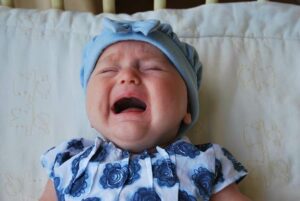 Image d'un bébé souffrant de reflux gastro-œsophagien. 