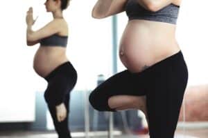 Image représentant une femme enceinte qui fait du yoga pour illustrer la nécéssité de respirer par la bouche. 