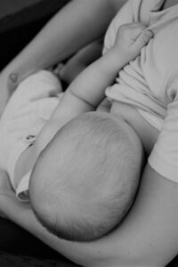 Photographie d'une bébé qui tète pour illustrer l'impact de l'ankyloglossie sur l'allaitement. 