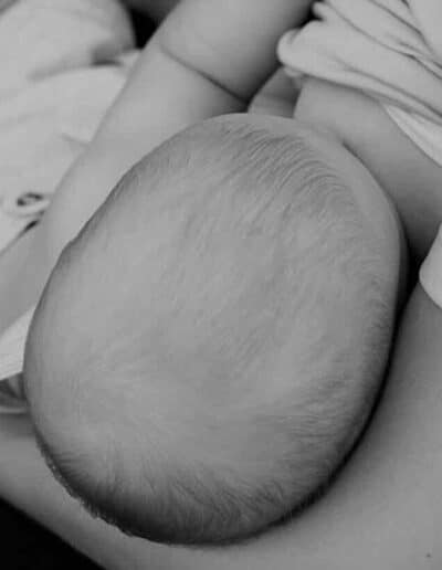 Image représentant un bébé qui tète sa mère pour illustrer l'article sur l'alimentation de la maman allaitante.